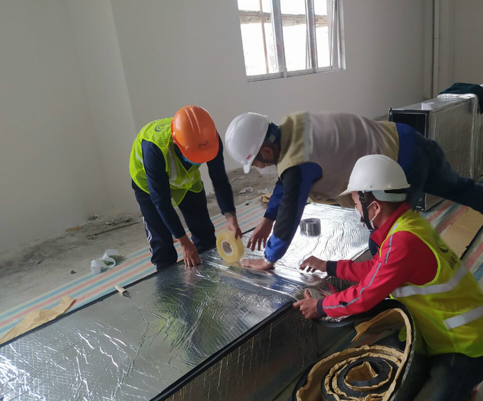 Các nhân viên kỹ thuật của Tiến Thành lắp đặt ống thông gió cách nhiệt