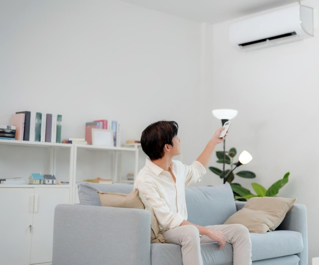 Thiết bị lắp đặt tr&ecirc;n cao gi&uacute;p hơi lạnh lan tỏa đều v&agrave; tiết kiệm tối đa diện t&iacute;ch s&agrave;n sinh hoạt