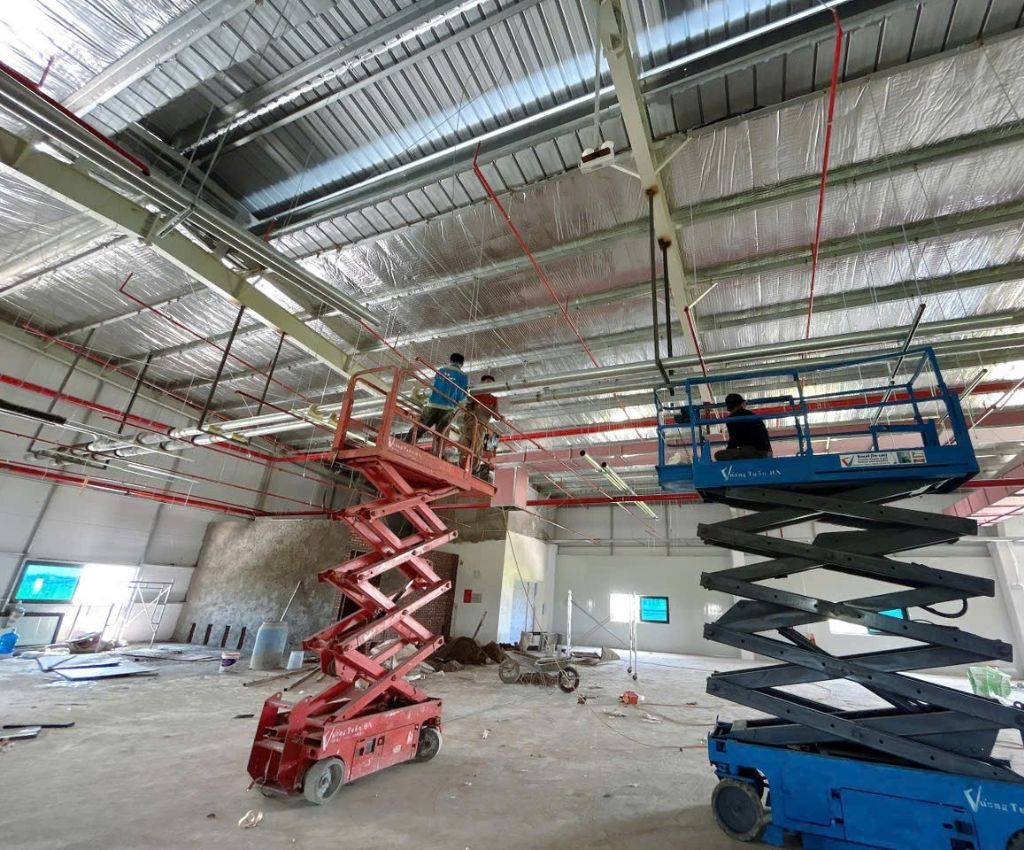 Đội ngũ kỹ thuật vi&ecirc;n Tiến Th&agrave;nh Group thực hiện thi c&ocirc;ng lắp đặt chuẩn quy tr&igrave;nh kỹ thuật